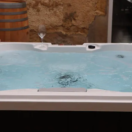 Spa, Elegance Et Charme Au Coeur Des Vignes - Piscine&spa Decoration Artisanale * Le Pian-sur-Garonne
